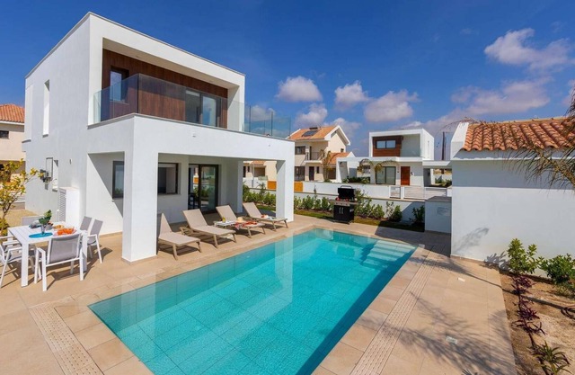 Contemporary, modern only mins from the coastline.