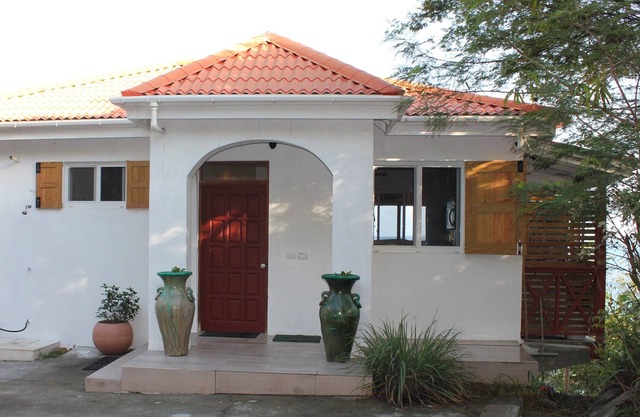 Contemporary Cottage, 5 minute walk to Lambert Bay, beach and resort..