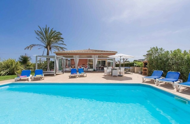 Contemporary One-Level Villa, A/C, Private Pool, Mountain Views - 20mins Walk to Port de Pollenca!