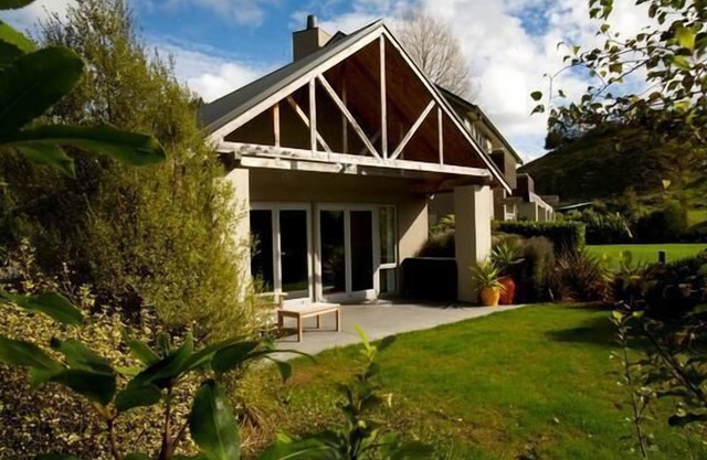 Cottage relajado Contemporáneo en 100 acres