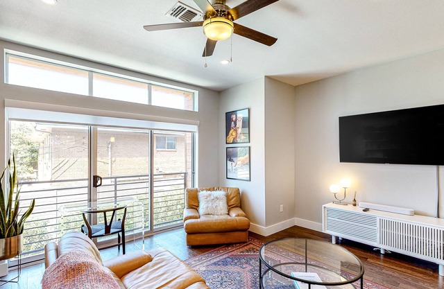 Contemporary Townhouse with Fast WiFi, Central AC, Washer/Dryer, and Gas Grill