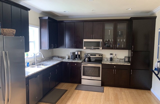 Contemporary townhome close to major attractions and Nationals ballpark