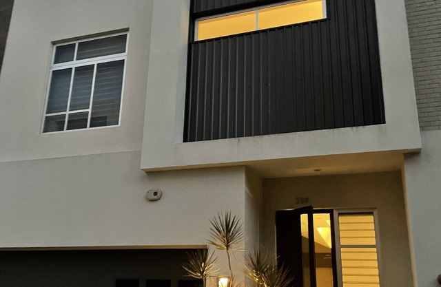 Contemporary Townhouse in Downtown Sarasota and 8-10 min to beach