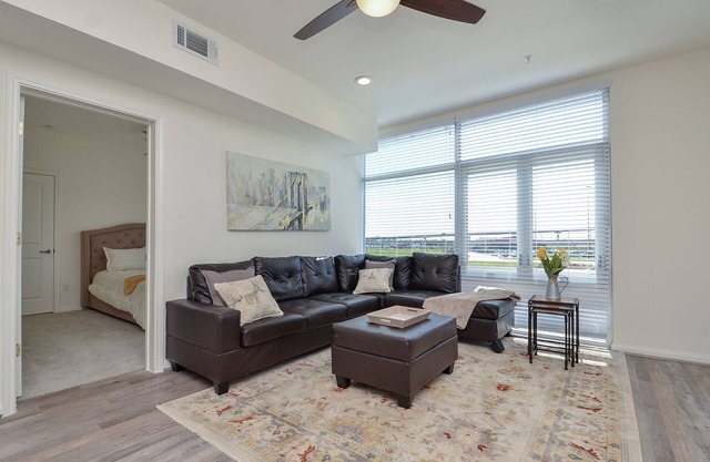 Contemporary Urban Living in Gated Complex |2Q