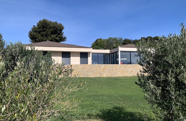 Contemporary villa - 15 M swimming pool - large garden