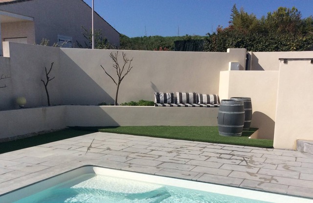 Villa contemporánea en el borde del Canal du Midi, con piscina.