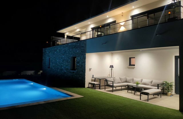 Contemporary villa with heated pool just 10 minutes from the beach