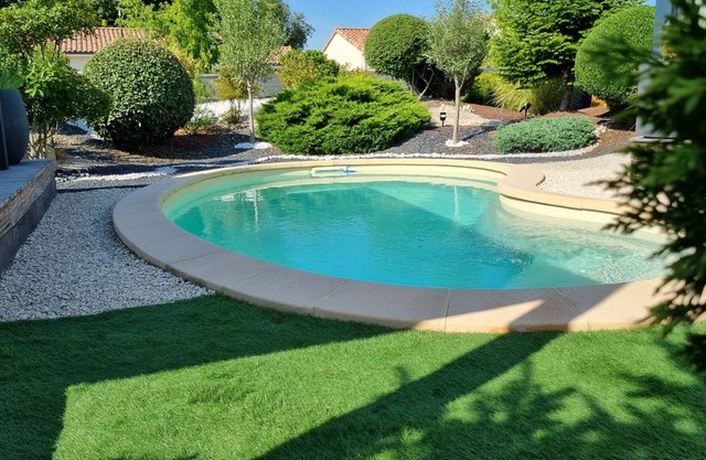 Villa contemporánea con piscina.