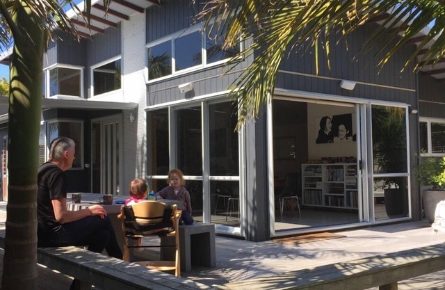 Casa contemporánea de la playa de Wainui en Okitu