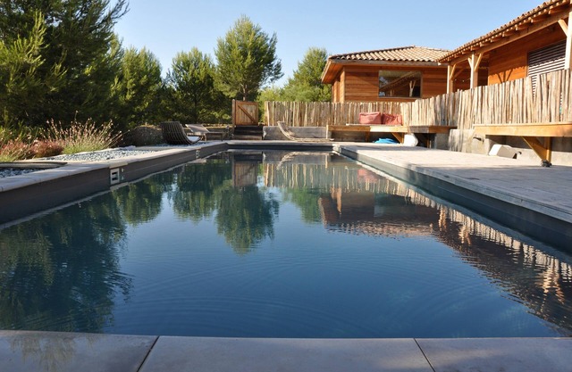 Villa contemporánea de madera jardín piscina terraza cerca. Aix en Provence