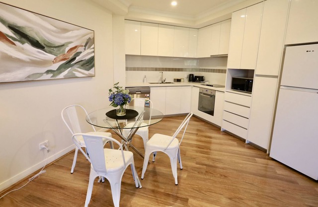11 Stylish Midland Special- sleeps 4