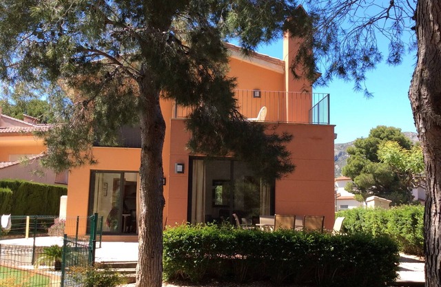 villa contemporánea con piscina dentro del campo de golf Bonmont para 6 personas