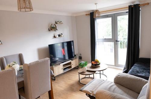Contractor-Friendly, Private Gated Parking, Fast WiFi, Sofa Bed & Netflix, 5-Min Walk to City Centre, 15-Min Walk to Train Station, Ideal for Relocators & Families
