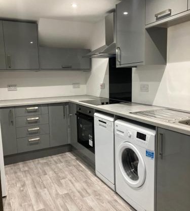 CONTRACTOR STAYS WELCOME newly refurbished 2 bedroom apartment sleeps 5 with free SECURE parking and WiFi Fully Fitted Kitchen with Washer Dryer Weekly bedding change and hoover Long Term Stay Rate available 3 miles from City Centre