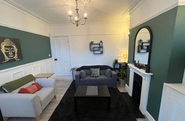 Contractors - Families - Couples - 3x Bedrooms + Sofa Bed - Sleeps 8 M1 J26&25