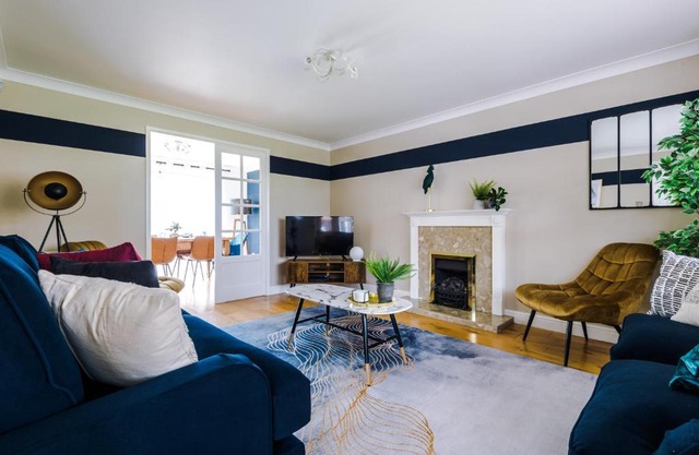 Contractors in nuneaton-6 bedroom house, parks 3