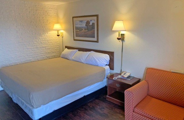 Convenience meets Comfort: Budget Stay near Universities and Attractions