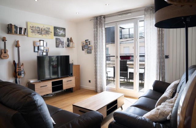 Convenient 2BR Apt near subway