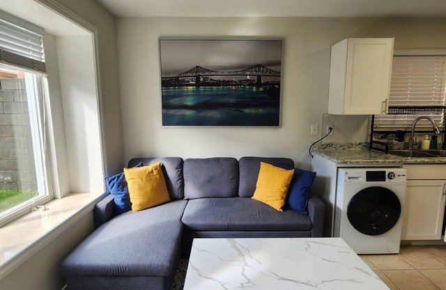Convenient 2BR Suite - Easy Walk to Skytrain
