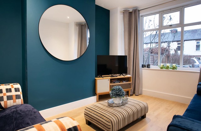 Convenient 3 Bedroom House With Parking