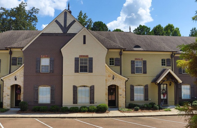 Convenient 3B/3.5BA, two miles from The Square and Campus
