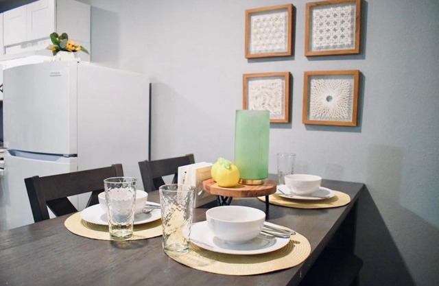 Convenient and Cozy Retreat Near Medical Center, Downtown, NRG Stadium and Hobby Airport