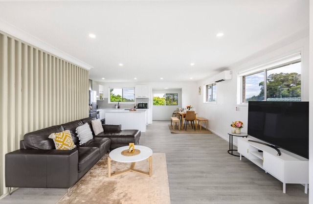 Convenient Comfort: 4BR near Malls and Transport!