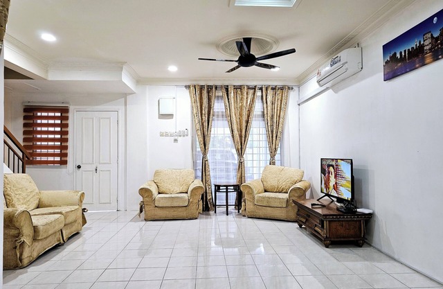 Convenient & Comfortable Family Homestay at Bandar Saujana Putra