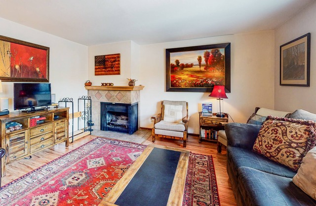 Convenient & comfortable condo with mountain views - walk to reservoir