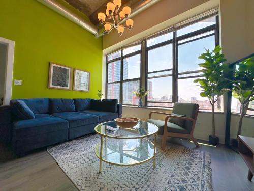 Convenient Cozy 2BR Loft with Optional Parking for 8 guests Near McCormick Place, Soldier Field and Lakefront Trail
