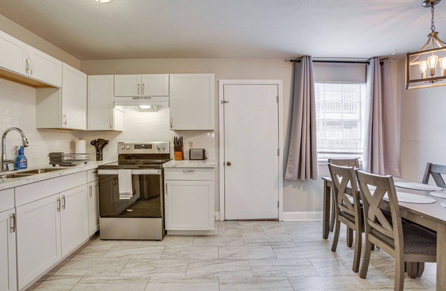 Convenient Kenner Unit w/ Patio - 1 Mi to Airport!
