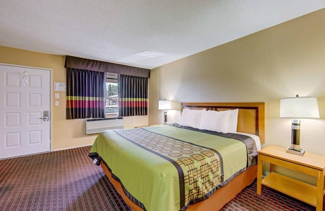 Convenient King Bed Room, Scottish Inns, Near Oregon Shakespeare Festival