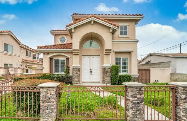 Convenient Located Warming Large 4 Bedroom 3 Bath Home Near DTLA over 2,100 SF