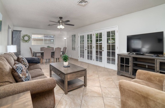 Convenient Location! 5 bd 2 Ba