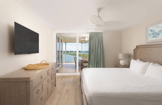 Convenient Location! Outdoor Pool Access, Full Kitchen! Near Beach!