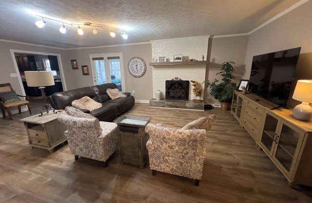 Convenient Location-Private watch the sun come up over a beautiful pasture
