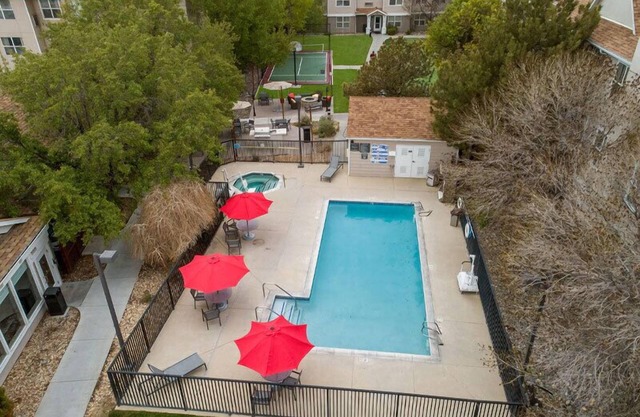 Convenient Location! Unit w/ Full Kitchen, Outdoor Pool, Free Breakfast!