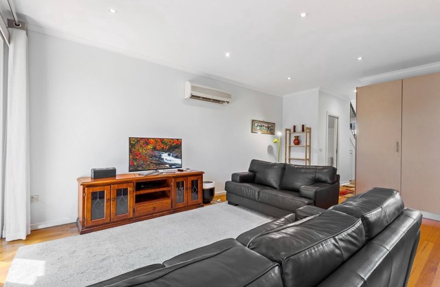 Convenient & Quiet 2-Bed by Shops and Airport