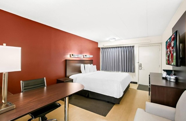 Convenient Room Near BWI – Free Shuttle Service and Cable TV