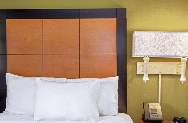 Convenient Room Just Minutes Away from Orlando International Airport | Breakfast
