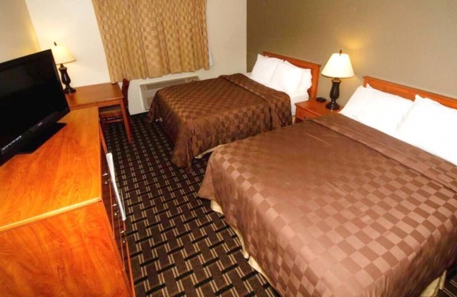 Convenient Stay, 2 Great Units! Pool and Hot Tub, Gym, Free Breakfast!