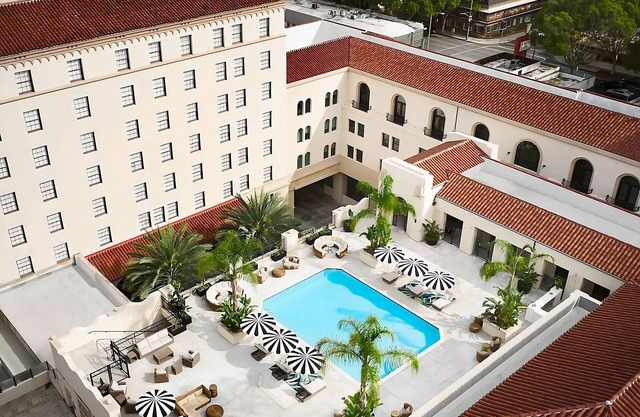 Convenient Stay in California! Onsite Pool, Pets Allowed, Close to Arden lawn