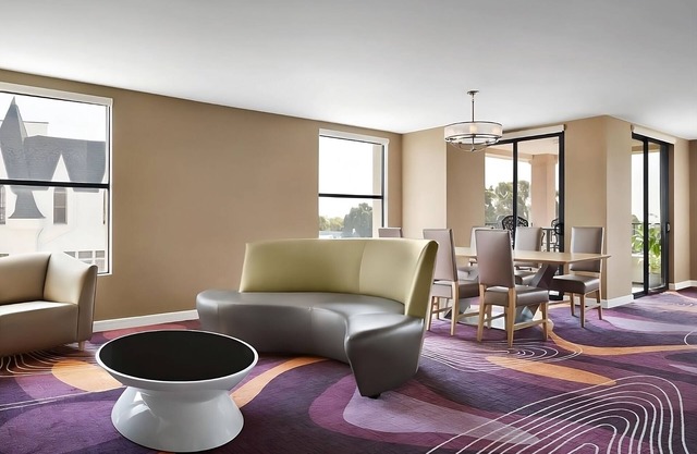 Convenient Stay in California! Pool, Pets Allowed, Near Norton Simon Museum