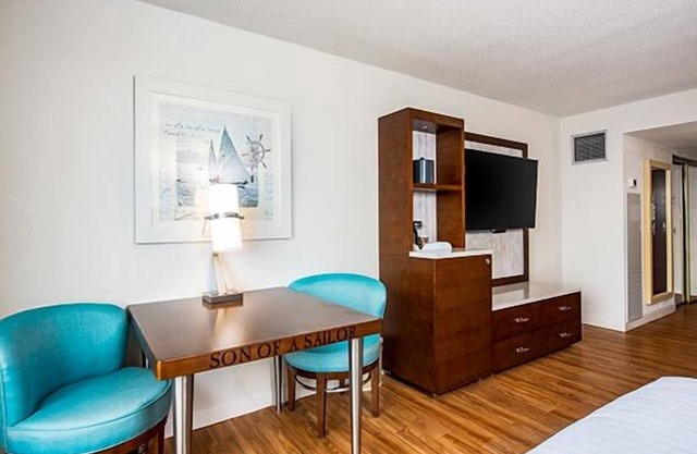 Convenient Stay in Missouri! 2 Comfortable Units, Free Parking, Onsite Pool