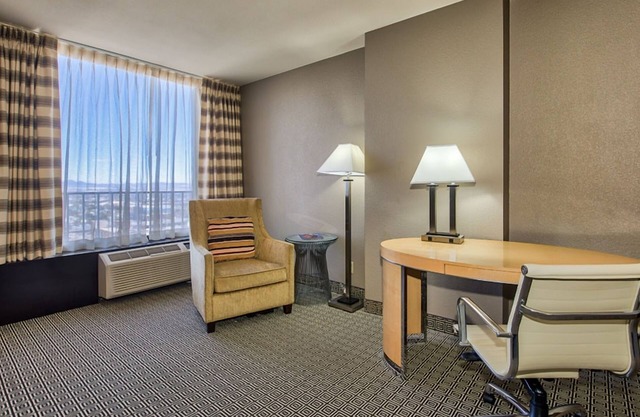 Convenient Stay! Superb Location, Free Parking, Onsite Swimming Pool!
