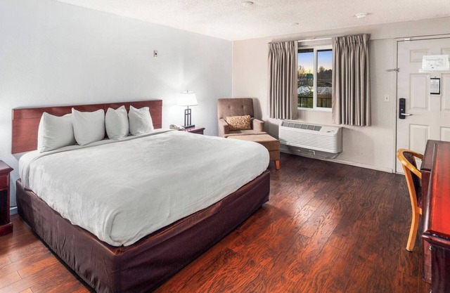 Convenient Stay w/Work Desk + Easy Access to Seattle and Major Highways