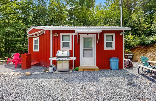Convenient tiny house w/trail access, firepit, gas grill, wifi, window a/c, w/d