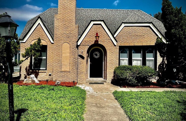 Conveniently located in the heart of downtown Corpus Christi. Family home.