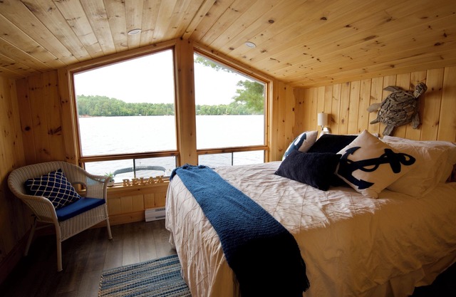 Conveniently located 4 Season Cottage with Hot Tub and amazing sunsets!