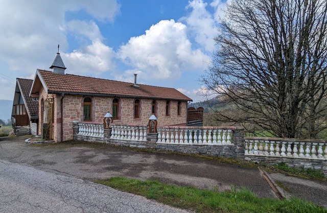Capilla transformada en casa rural independiente con terraza y chimenea